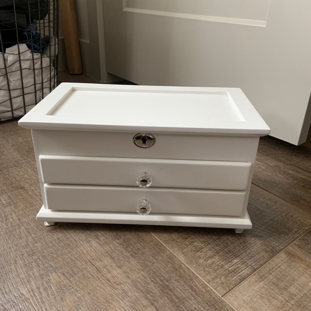 Jewelry box